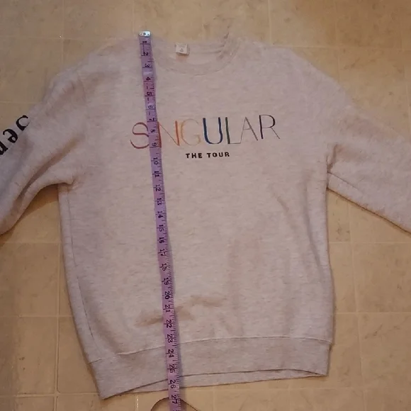 Sabrina Carpenter Singular Tour Sweatahirt - Picture 9 of 10